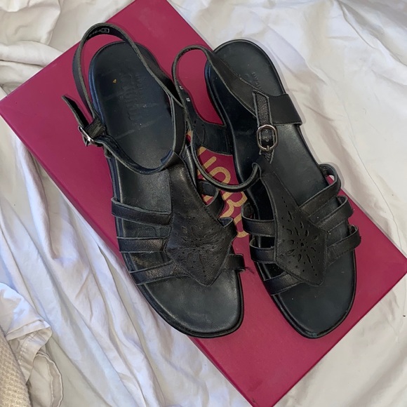 Munro American Black Sandals size 8